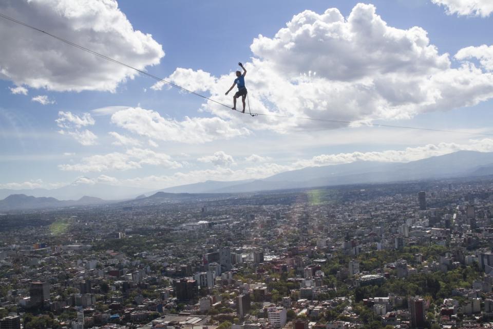 FOTOS: Alemán camina sobre cinta entre dos torres de Ciudad de México y rompe marcas