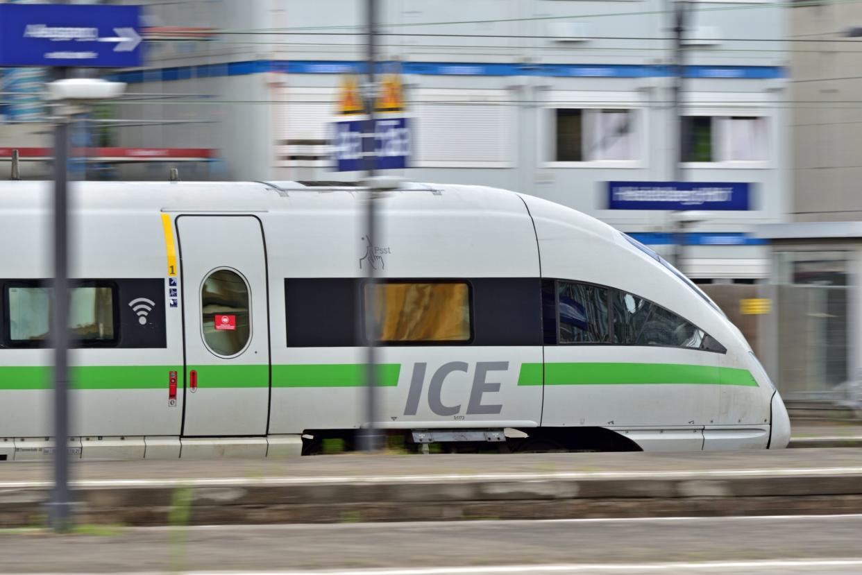 Im Oktober hatten 36,8 Prozent der Fernverkehrszüge Verspätung (Symbolbild). - Copyright: picture alliance / Daniel Kubirski | Daniel Kubirski