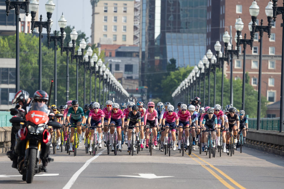 The women's field rolling out towards the Sharod Rd climb for the first of ten times.