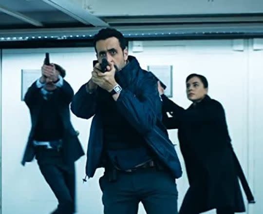 Jonathan Cohen dans la peau d'un agent d'Interpol sur le tournage d'