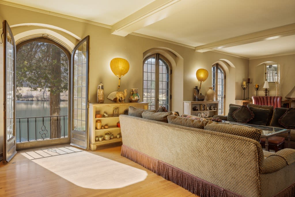 A sitting area beneath beamed ceilings. Alon Koppel Photography