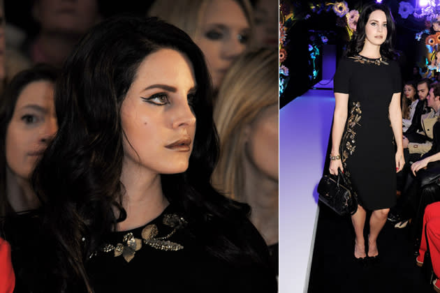 Die psychedelische Blumenwiese der Mulberry Show lockte diese Fashionista an. Lana Del Rey flatterte im kleinen Schwarzen mit Libellen-Stickereien auf die Fashion Week. (Bilder: Getty Images)