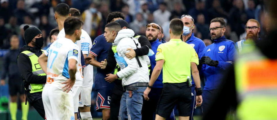 Un individu s'est introduit sur la pelouse lors du match OM-PSG et s'est approché de Messi, dont il dit être fan.
