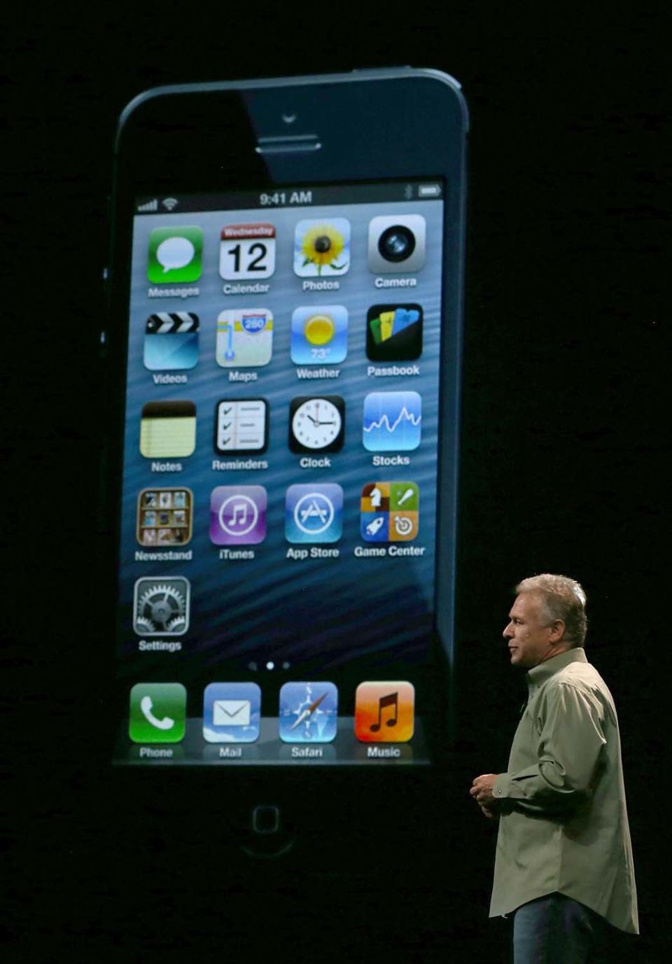 El vicepresidente de mercadeo de Apple, Phil Schiller, interviene en la presentación del nuevo iPhone 5, en San Francisco, California, este 12 de septiembre de 2012.