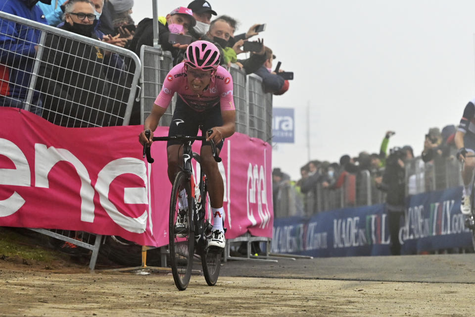 Egan Bernal con la maglia rosa del puntero cruza la meta en la 14ta etapa del Giro de Italia, de Cittadella a Monte Zocolan, Italia, sábado 22 de mayo de 2021. El colombiano Bernal encabeza la clasificación general con más de un minuto de ventaja. (Massimo Paolone/LaPresse via AP)