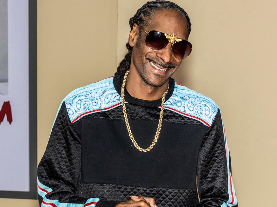 Snoop Dogg zeigt sich vor der Kamera beim Kiffen. (Bild: Ovidiu Hrubaru/shutterstock.com)