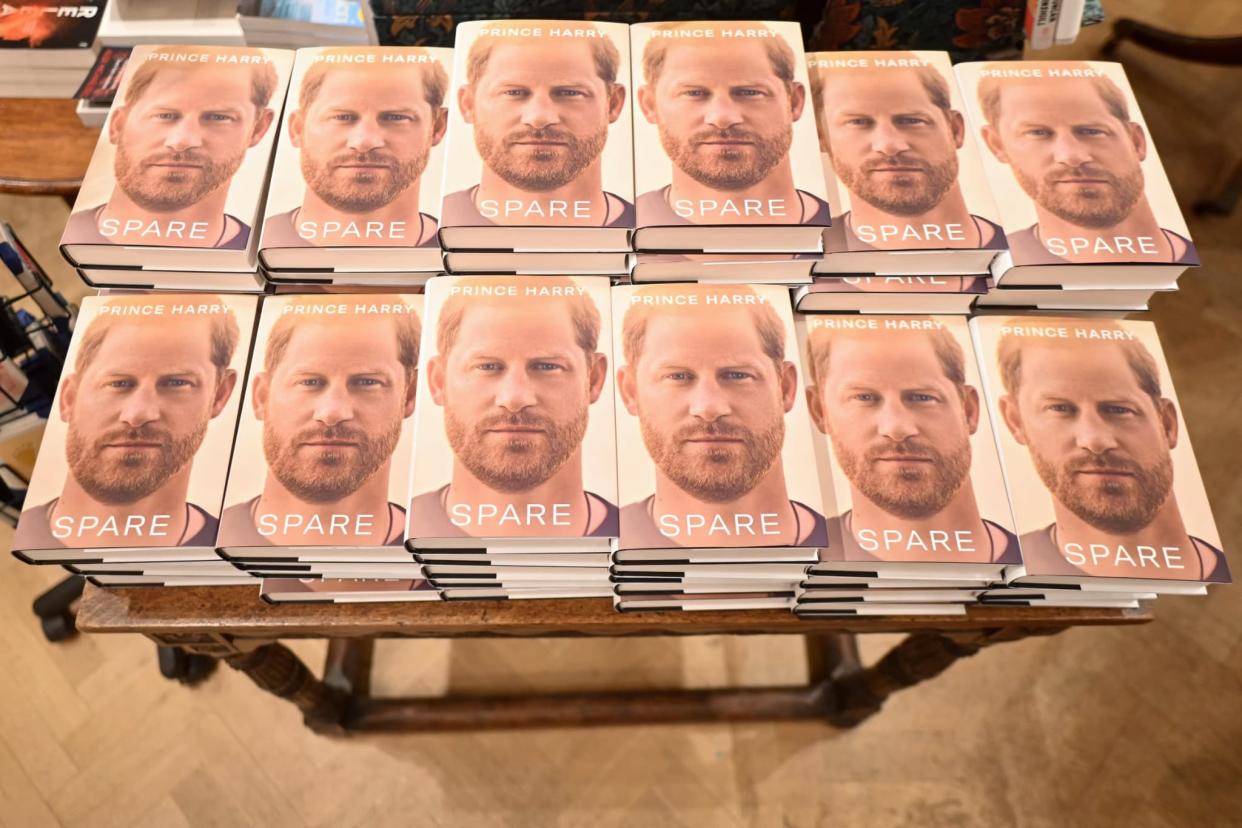 Le livre du prince Harry, en librairies au Royaume-Uni, le 10 janvier 2023. - Justin Tallis - AFP