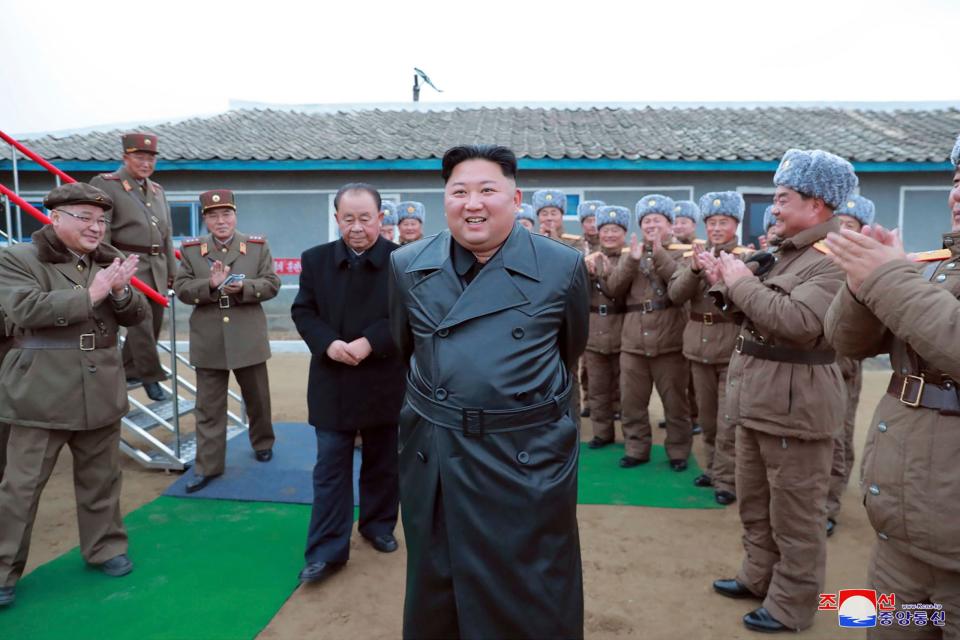 Nordkoreas Diktator Kim Jong-un (38) soll in den vergangenen Monaten selbst an Corona erkrankt sein. (Archivbild) - Copyright: picture alliance/AP Images/Uncredited