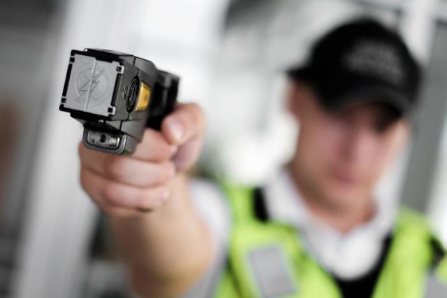 La Policía tiene ya 600 pistolas 'Taser' pero sigue sin formar a los  agentes que las usarán