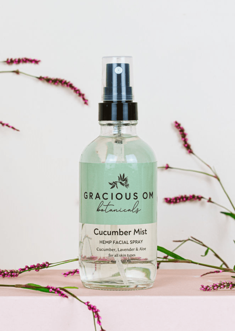 <p>¡Puro frescor! Con pepino, lavanda, aloe y cáñamo. Cucumber Mist, de Gracious Om. $22. <a href="https://graciousom.com/product/cucumber-mist/" rel="nofollow noopener" target="_blank" data-ylk="slk:graciousom.com;elm:context_link;itc:0;sec:content-canvas" class="link ">graciousom.com</a></p>