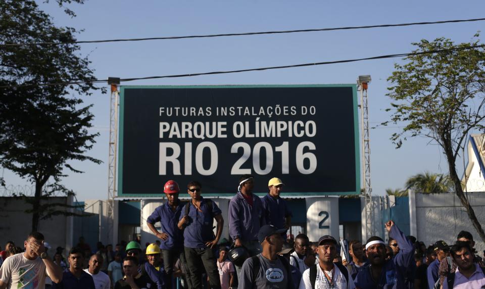 Construction workers on strike stand outside the Rio 2016 Olympic Park construction site in Rio de Janeiro April 8, 2014. Workers building Rio's 2016 Olympic Park fought with security guards on Monday but although shots were fired no one was injured in the melee, eyewitnesses said. Scuffles broke out between guards and construction workers on strike for more pay and better union representation. The workers closed several busy avenues around the site on Monday and trouble ensued. REUTERS/Ricardo Moraes (BRAZIL - Tags: SPORT OLYMPICS POLITICS CIVIL UNREST)