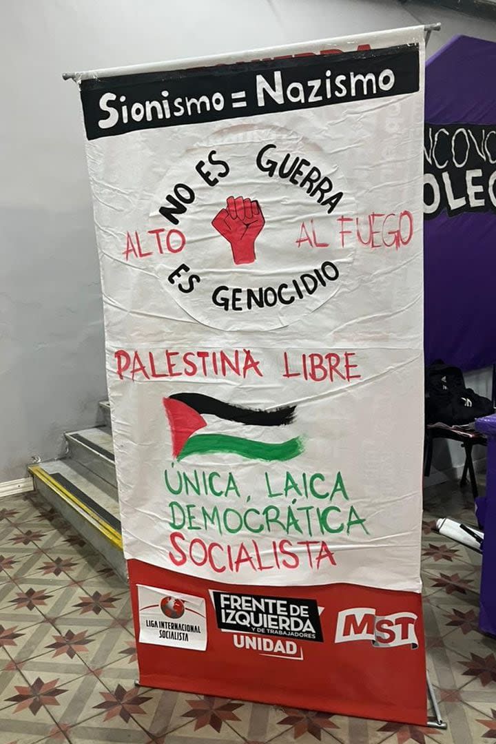 "No es guerra es genocidio", los carteles en las facultades
