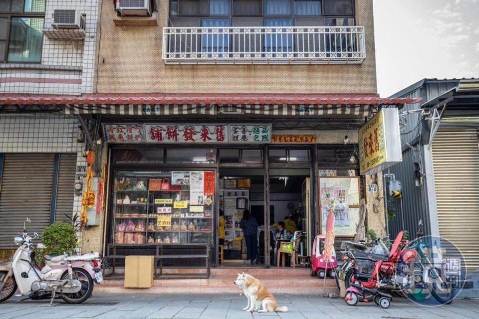 府城百年老字號「舊來發餅舖」的門面樸實，老味道卻很雋永。