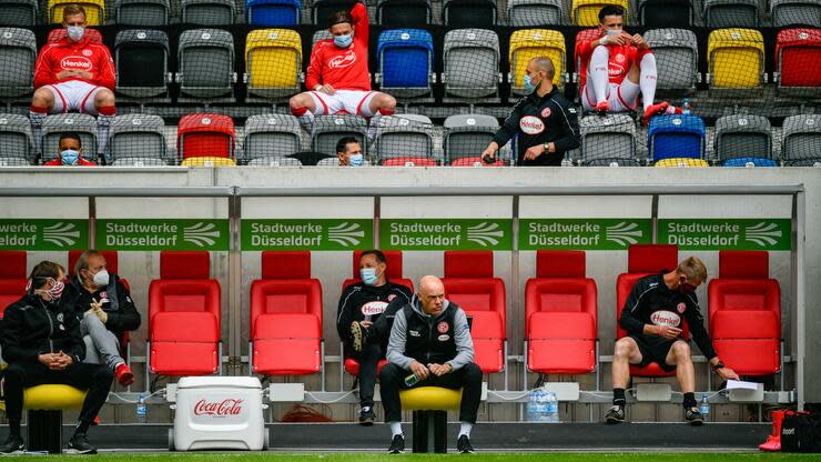 „Da musste ich mich schon oft maßregeln“, sagt Fortuna-Trainer Rößler zum Körperkontakt. Foto: dpa