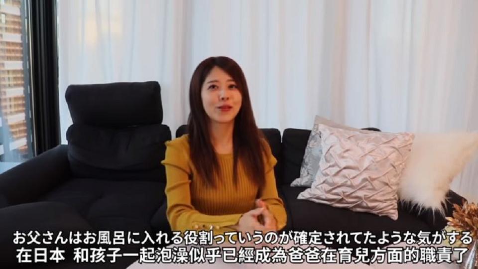 日本女網紅由菜接受訪問時回應為何日本還有父女共浴的情況。（圖／翻攝自秋山燿平YouTube）