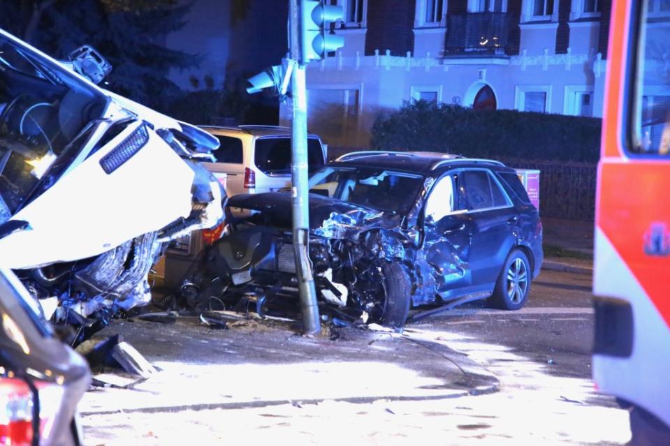 Ein Chaosfahrer hat in Steglitz mehrere Unfälle provoziert und dabei mehrere Menschen verletzt. erst als sein Transporter umstürzte, war die Fahrt zu Ende.<span class="copyright">Thomas Peise</span>