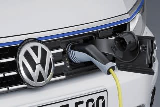 2015 Volkswagen Passat GTE (European spec)