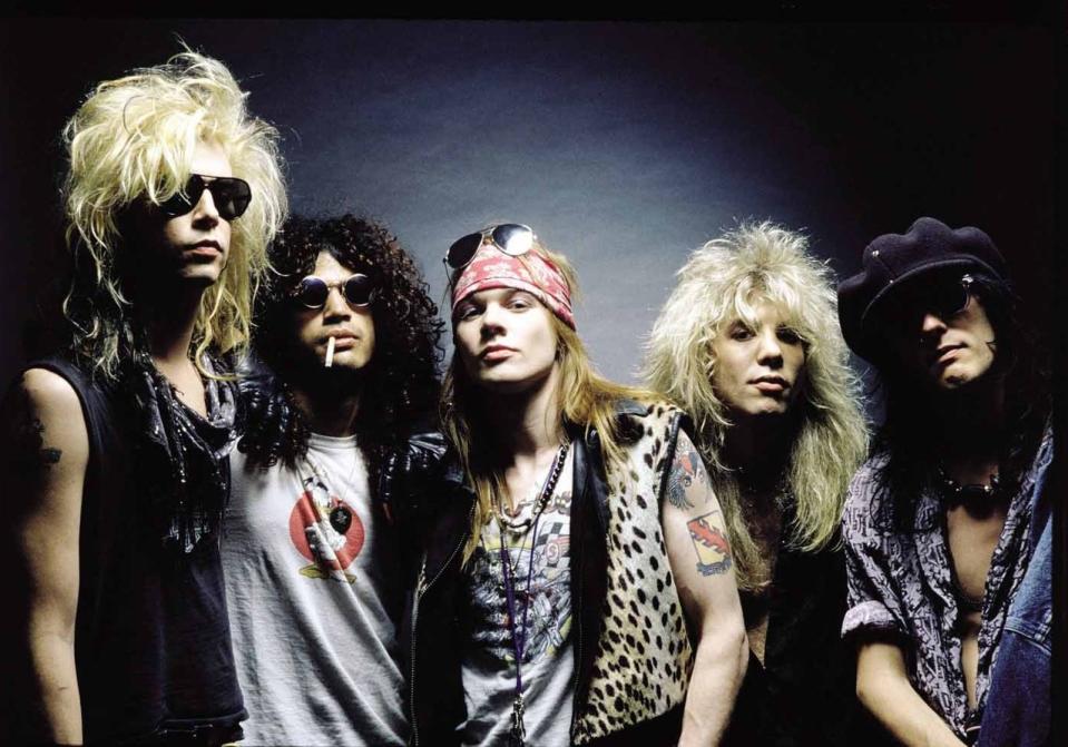 Natürlich: Guns N' Roses sind in erster Linie mal Kommerz. Zeug wie "You Could Be Mine", "Live And Let Die", "Knockin' on Heaven's Door" und "November Rain" füllt zwar die Tanzfläche, spaltet aber auch die Szene. Und doch darf nicht vergessen werden, dass die Mannen um Slash (zweiter von links) und Axl Rose (Mitte) auch erfreulich dreckigen Lärm veröffentlichten. (Bild: Universal)