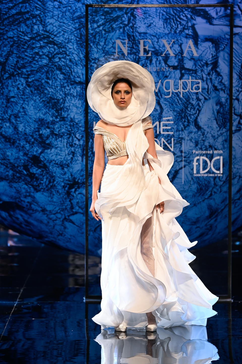 A model walks the ramp during Nexa Presents Gaurav Gupta show at the FDCI x Lakmé Fashion Week 2022 at Jio World Convention Centre in Mumbai, India on 15th October 2022.

Photo : PS Images / FDCI x Lakme Fashion Week / RISE Worldwide