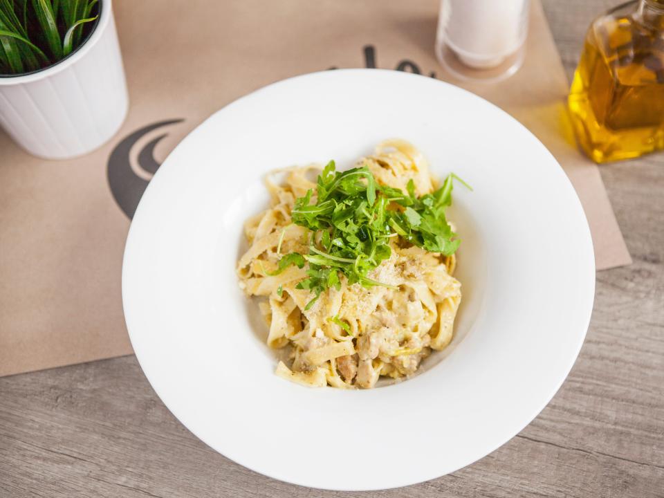 A bowl of chicken fettuccine alfredo.