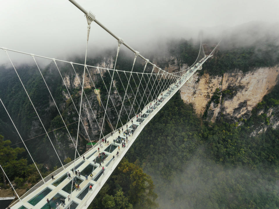 Inaugurado en 2016 en la provincia china de Hebei y situado entre dos acantilados del parque natural de Hongyagu, se trata del puente de cristal más largo del mundo con una longitud de 488 metros. Además, Zhangjiajie se levanta sobre 218 metros, así que no está recomendado para aquellos que tengan vértigo. Puede parecer peligroso, pero lo cierto es que fue diseñado a prueba de terremotos y huracanes. (Foto: Getty Images).