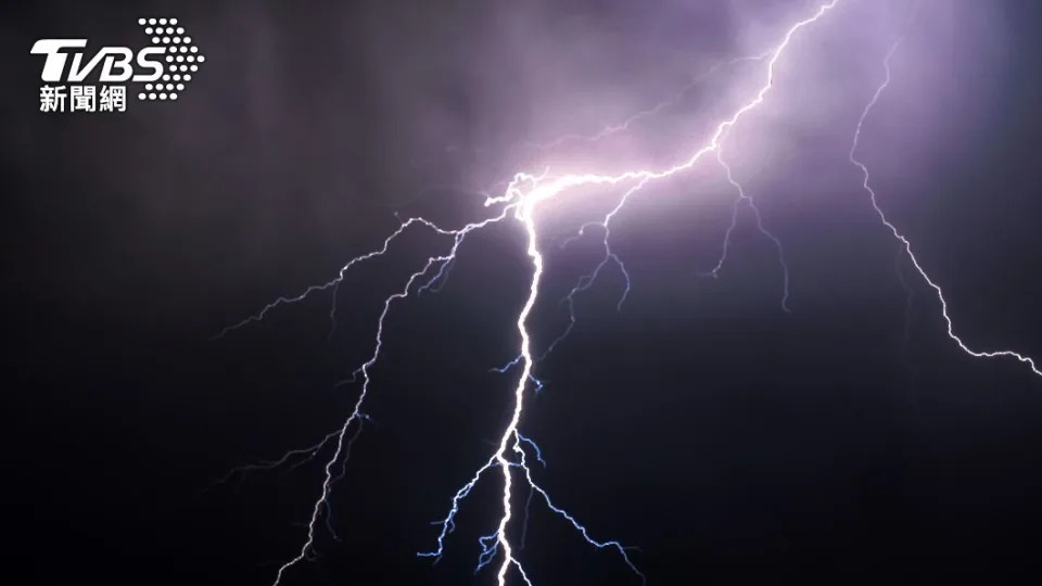 8歲男童與家人到海邊玩，卻突然被閃電擊中。（示意圖／shutterstock達志影像）