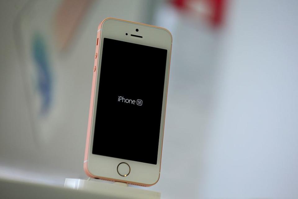 L’iPhone SE, messo in commercio nel 2016 (Getty)
