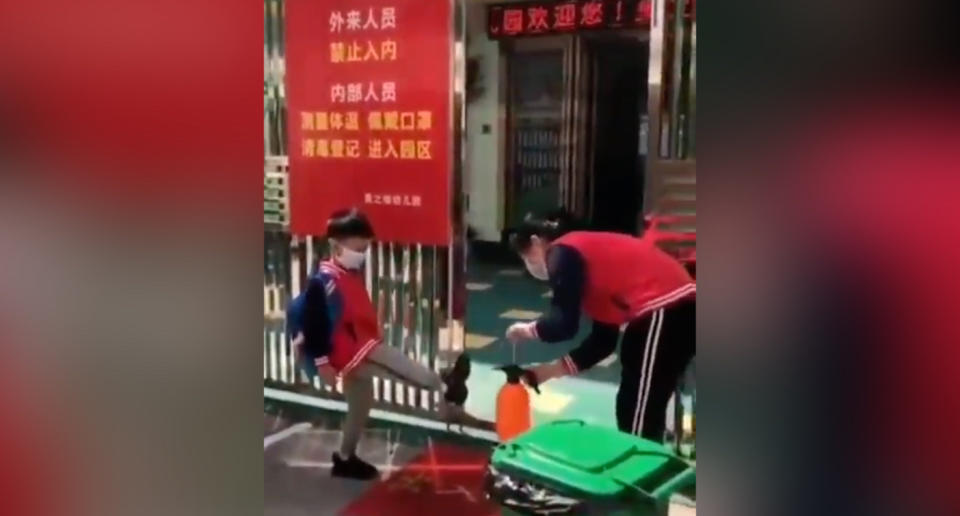Los alumnos chinos se someten a un estricto protocolo antes de acceder a las escuelas. (Crédito: Twitter/@MarujaDesespera)