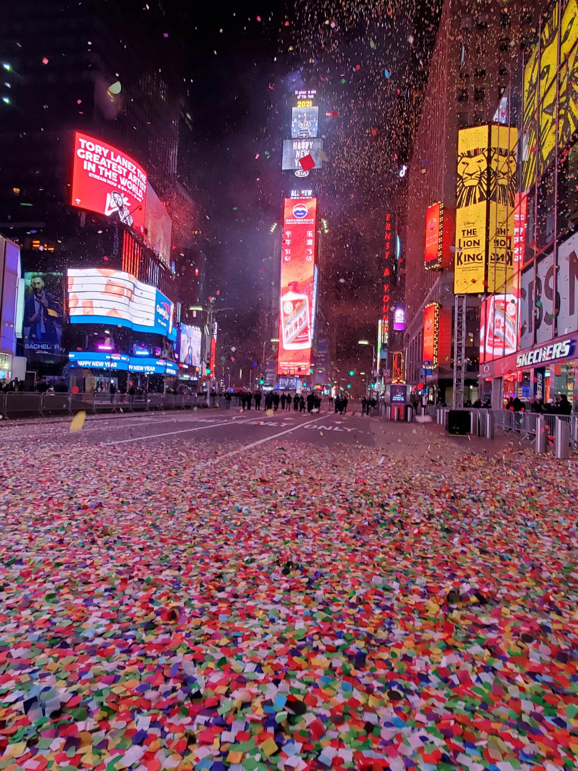 Visitor to Times Square Reveals Astonishing Bathroom Secret During New Year's Eve Celebrations