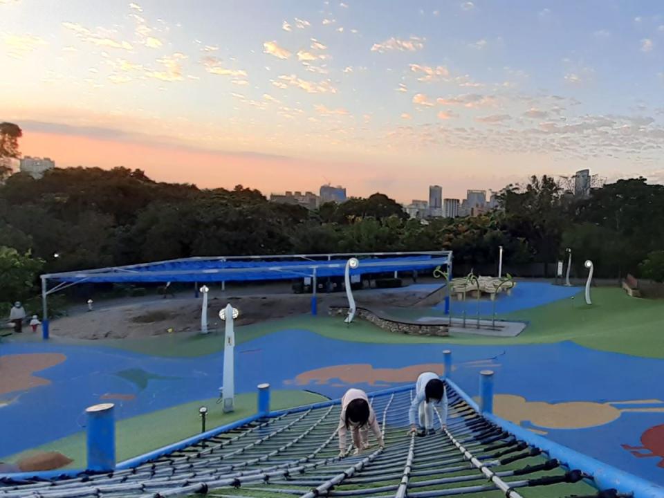 ▲「擎天峰和」鄰近近3公頃的員山公園，超長溜滑梯、滑草場與溜索可讓小孩徹底放電。