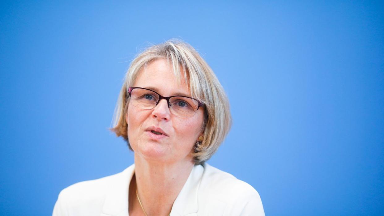Anja Karliczek (CDU), Bundesministerin für Bildung und Forschung, nimmt an einer Pressekonferenz über ein deutsches Programm zur Unterstützung der Entwicklung eines Impfstoffs gegen COVID-19 teil.
