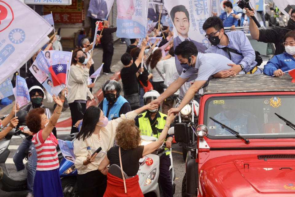國民黨台北市長候選人蔣萬安（中）22日在台北市以車隊掃街方式全力衝刺選情，呼籲大家票投六號。（陳信翰攝）