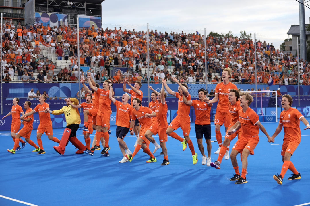 PARIS, FRANCE - AUGUST 08: Team Netherland celebrate victory in the Men's Gold Medal match between Germany and Netherlands on day thirteen of the Olympic Games Paris 2024 at Stade Yves Du Manoir on August 08, 2024 in Paris, France. (Photo by Clive Brunskill/Getty Images)