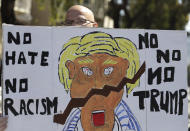 <p>Protesters gather near Alamo Square Park in San Francisco, Saturday, Aug. 26, 2017. (Photo: Marcio Jose Sanchez/AP) </p>