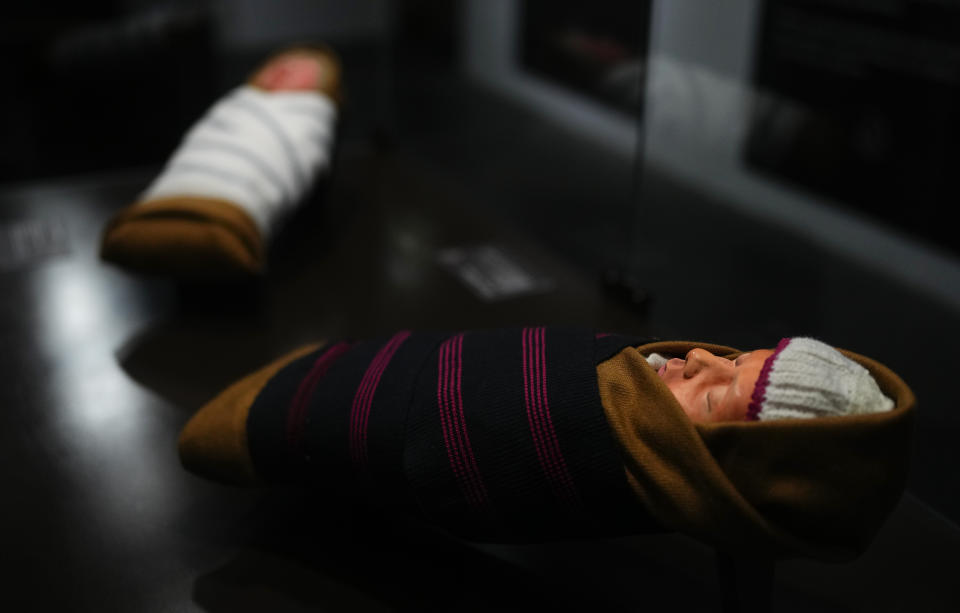 Las Wak'anas o fajas de tejido andino infantiles en una exposición temporal dedicada a la significativa pieza textil de los Aymara, Quechua: las fajas, conocidas como "wak'as" en Aymara or "chumpi" en Quechua, en el Museo Nacional de Etnografía y Folklore, en La Paz, Bolivia, el jueves 29 de junio de 2023. (AP Foto/Juan Karita)