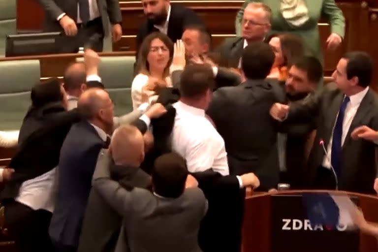 Pelea a golpes en el Parlamento de Kosovo.