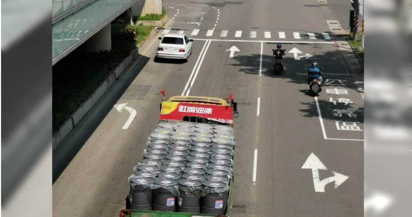 高市交通局提醒司機，車輛載貨時應避免過長、過寬、過高，否則10月1日起最高可被罰1萬8000元，得不償失。（圖／高雄市交通局提供）