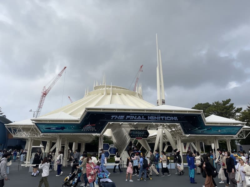 東京迪士尼「太空山」暫停營運倒數計時 日本東京迪士尼長年來受遊客喜愛的「太空山」將在 推出40年之後，於7月31日暫時走入歷史，目前正在 進行最後倒數計時活動。 中央社記者戴雅真東京攝  113年4月9日 