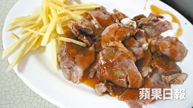 控肉飯，就是給你一整塊肥瘦相間的滷五花肉，豬皮、肥油滷得入口即化，瘦肉部份香軟不柴。