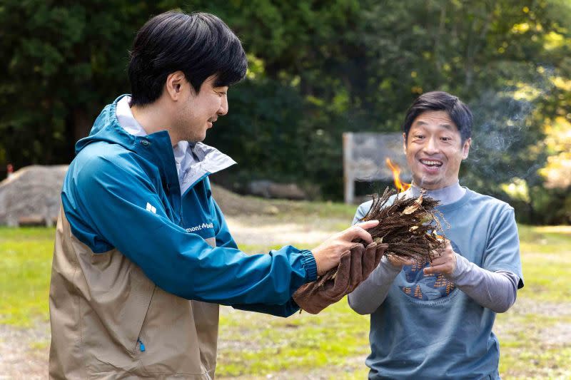 ▲玉山鐵二（左）因拍攝太累全裸倒頭睡，嚇壞安田。（圖／天馬行空）