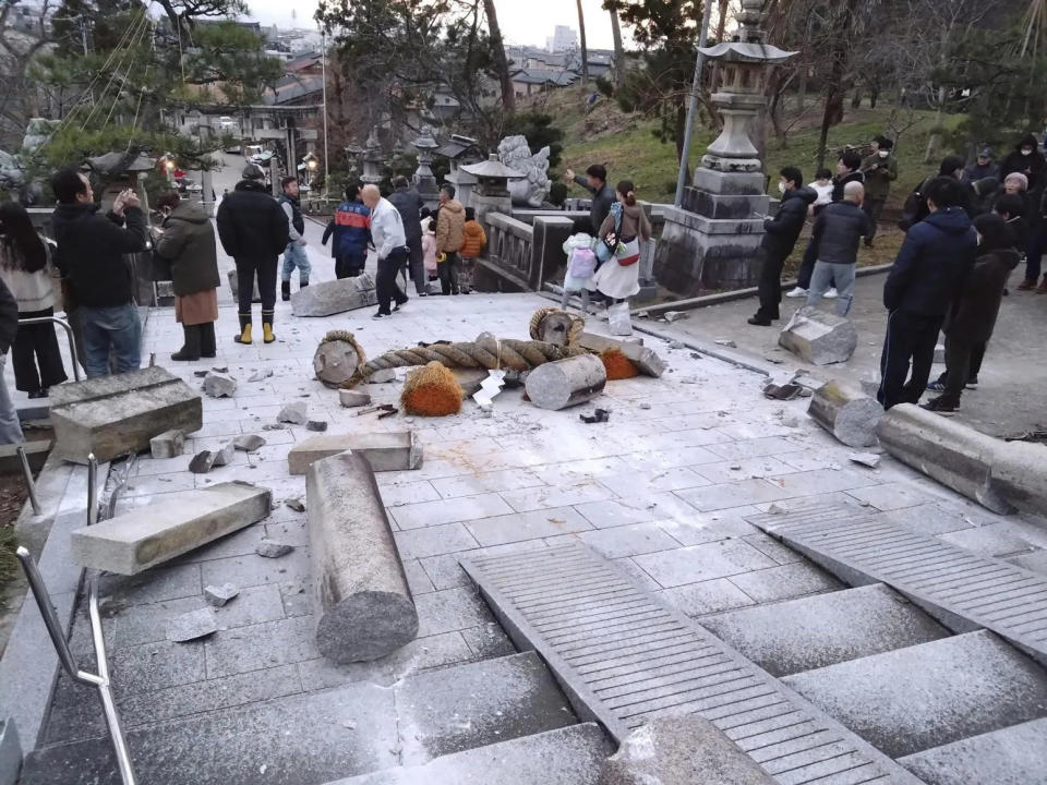 <strong>石川縣金澤市一處神社的鳥居也因地震被破壞、倒塌。（圖／美聯社）</strong>