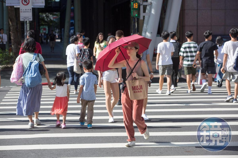 女生夏天出門穿內衣太悶熱，造成許多困擾。（本刊資料照）