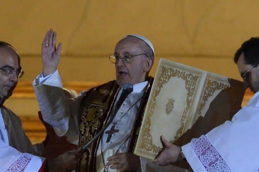 Photo Par Vincenzo Pinto - L'Argentin Jorge Mario Bergoglio, 76 ans, a été élu pape à la surprise générale pour succéder à Benoît XVI. L'archevêque de Buenos Aires a choisi le nom de François, porté pour la première fois par un souverain pontife