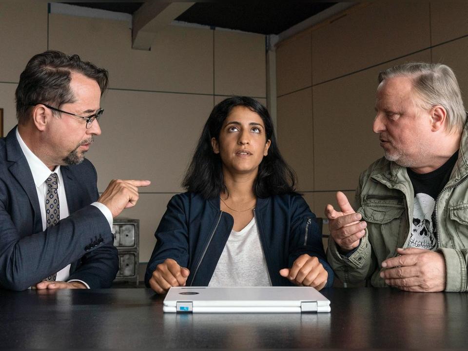 "Tatort: Des Teufels langer Atem": Annika Kröger (Banafshe Hourmazdi) hat genug von Boerne (Jan Josef Liefers) und Thiel (Axel Prahl, r). (Bild: WDR Kommunikation/Redaktion Bild)