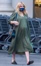 <p>La actriz mostró su ya avanzado embarazo con este vestido verde con mangas tipo globo.</p>