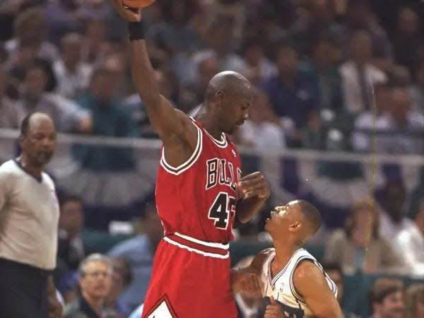 Michael Jordan and Muggsy Bogues