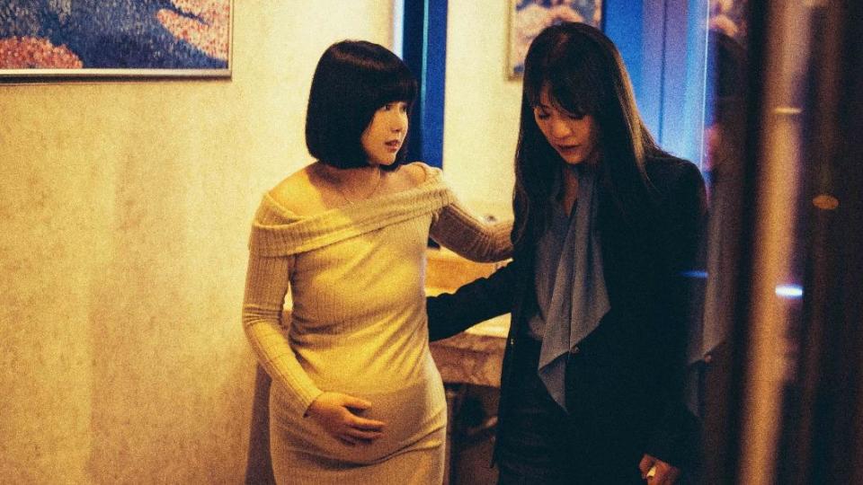 李佳穎（左）在MV裡飾演孕婦，更和丁噹有不少對手戲。（圖／相信音樂提供）