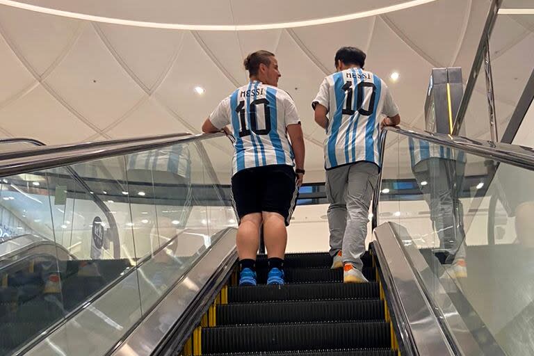 Argentinos visten la camiseta 10 de Lionel Messi mientras recorren los pasillos del mall American Dream