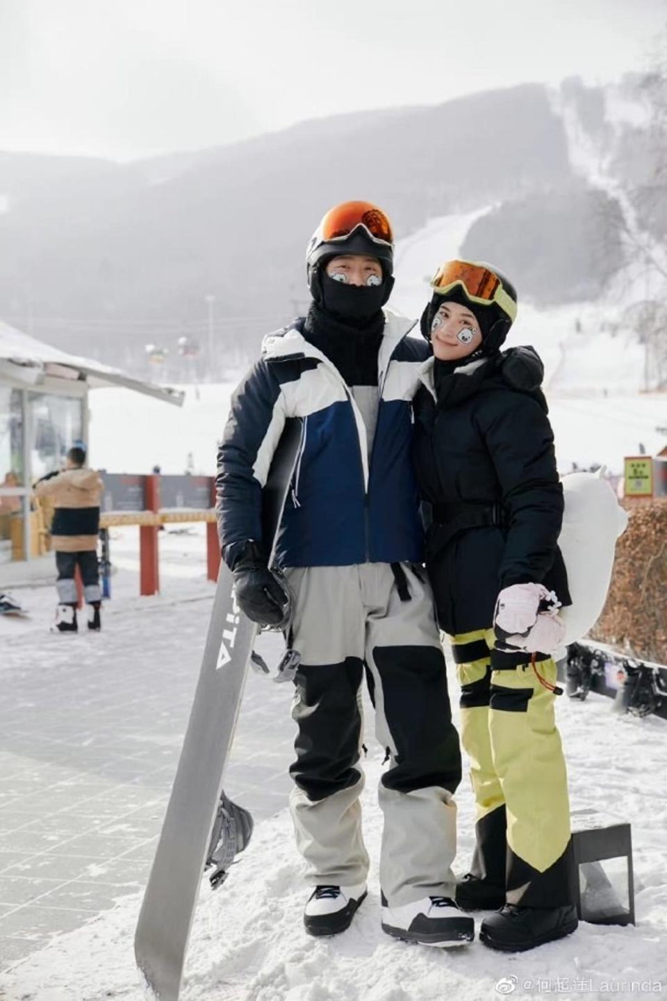 何超蓮與竇驍也是喜愛速度與刺激的滑雪一族，2年前小倆口低調跑到北海道札幌滑雪，看來日本各滑雪勝地也少不了兩人足跡。（何超蓮微博）