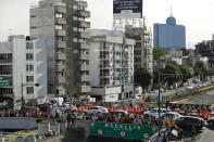 <p>MEX60. CIUDAD DE MÉXICO (MÉXICO), 19/09/2017.- Cientos de mexicanos observan las labores de rescate en los edificios colapsados en Ciudad de México (México) hoy, martes 19 de septiembre de 2017, tras un sismo de magnitud 7,1 en la escala de Richter, que sacudió fuertemente la capital mexicana y causó escenas de pánico justo cuanto se cumplen 32 años de poderoso terremoto que provocó miles de muertes. EFE/José Méndez </p>